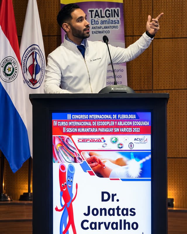 Dr. Jonatas Carvalho palestrando em congresso internacional de flebologia