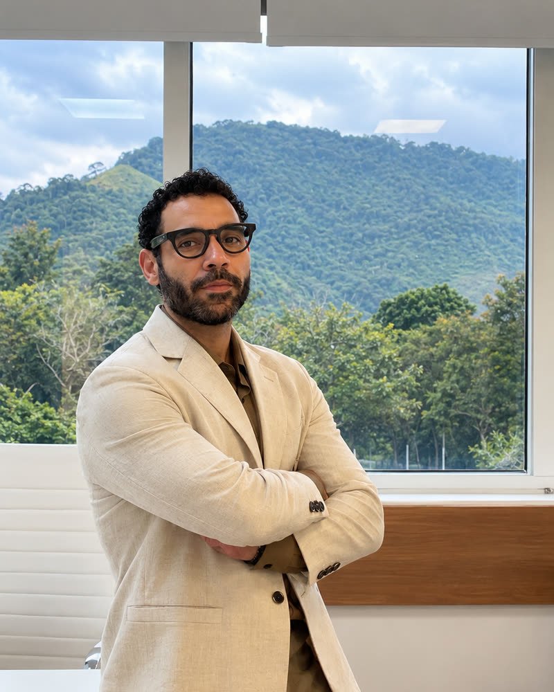 Dr. Jonatas Carvalho de braços cruzados no consultório